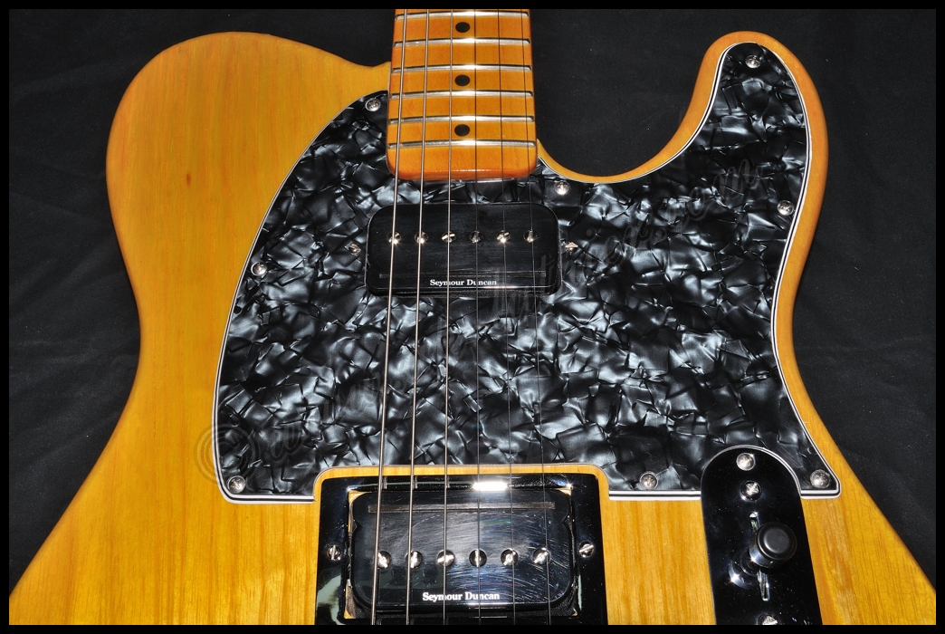 Detalle del cuerpo y puente de la guitarra Thor