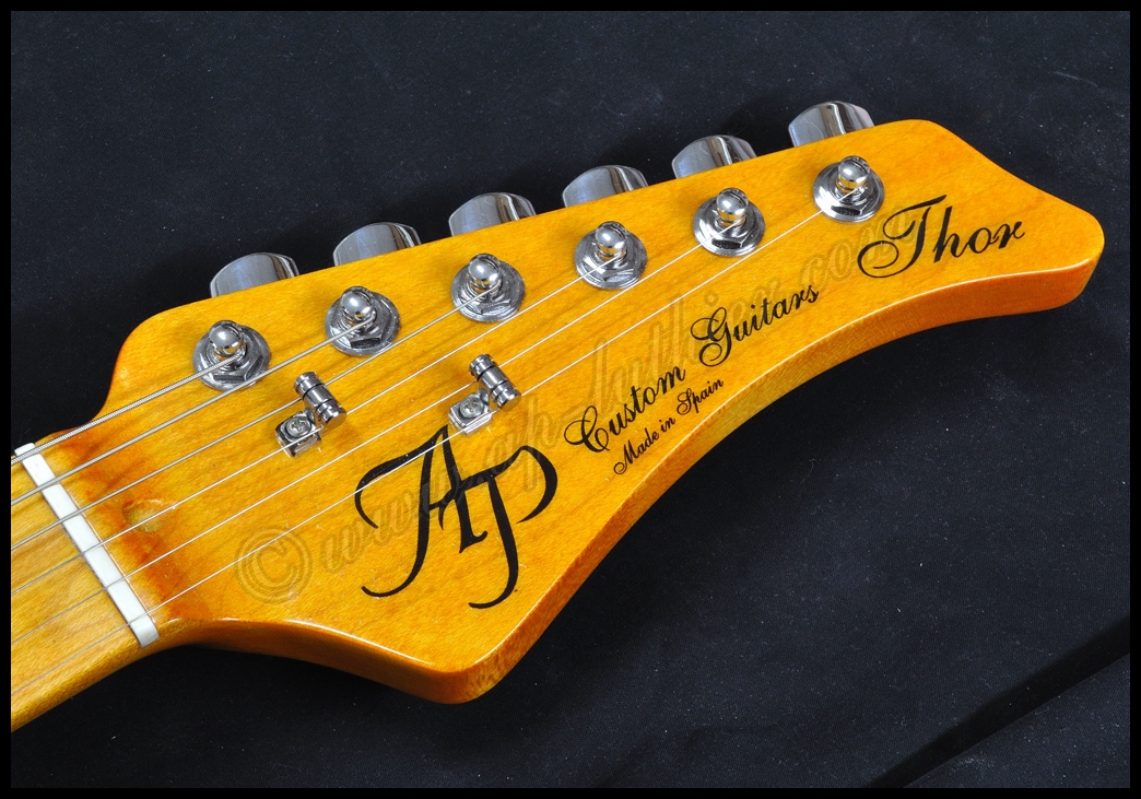 Pala de la guitarra Thor, con la firma AP y sus seis clavijas
